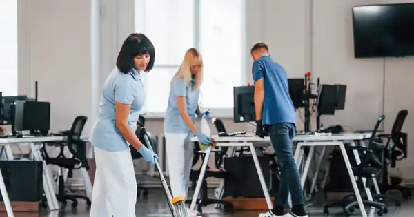 Equipo de limpieza fregando el suelo de una oficina