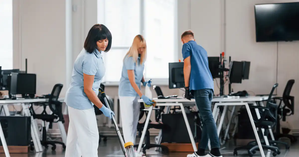 Equipo de limpieza fregando el suelo de una oficina