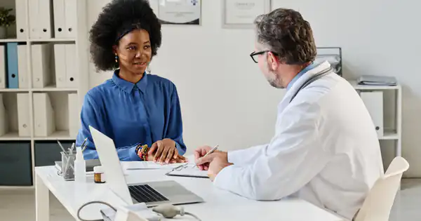 Médico atendiendo a una paciente en su consulta