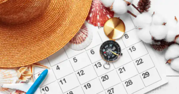 Calendario con sombrero de paja, brújula y avión de juguete