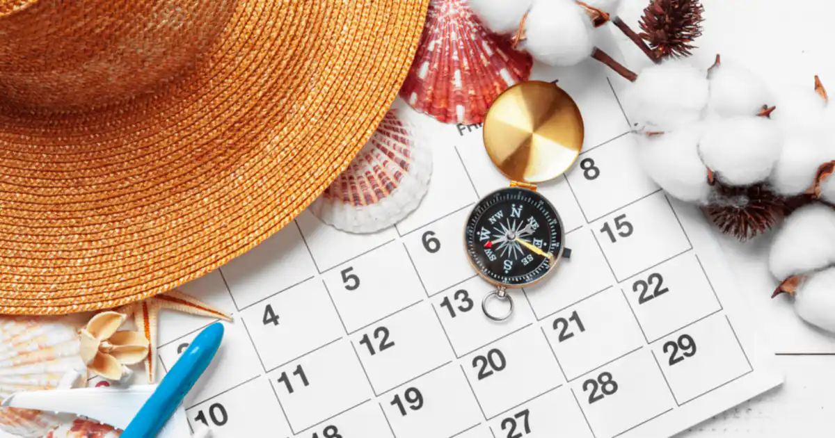 Calendario con sombrero de paja, brújula y avión de juguete