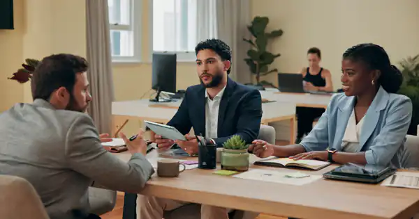Responsable reunido con su equipo en una oficina luminosa