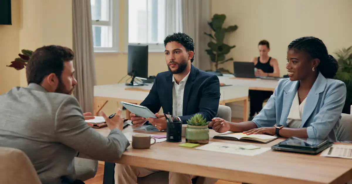 Responsable reunido con su equipo en una oficina luminosa