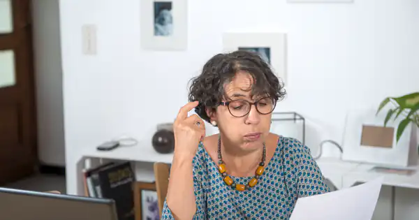 Empresaria preocupada leyendo una factura pendiente en su despacho